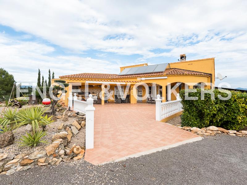 Foto cc6f4912-1f4d-4f24-bdd0-6e33910f88c0. Casa chalet moderno con gran terreno en calig en Cálig
