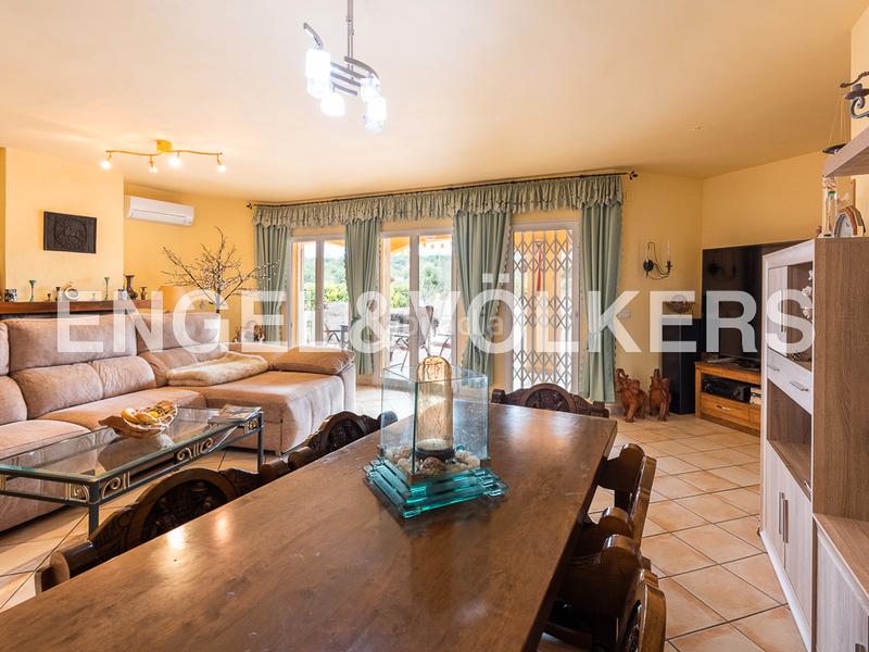 Foto e377b18d-632a-42b1-8026-758fefd29f1d. Casa chalet moderno con gran terreno en calig en Cálig