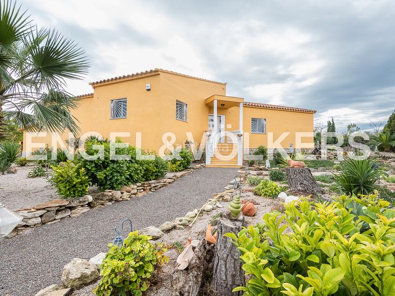 Foto f27fb358-3dd7-4f6e-97c3-c496a6379c9a. Casa chalet moderno con gran terreno en calig en Cálig