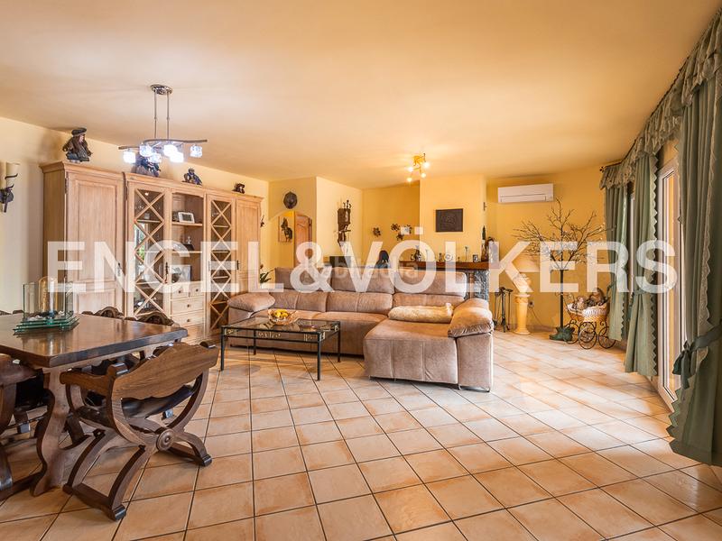 Foto f36e6913-0a5e-4176-9daf-af73fdfbc18e. Casa chalet moderno con gran terreno en calig en Cálig