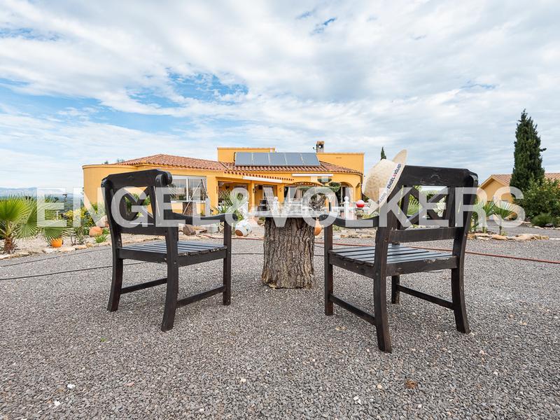 Foto f6f9af97-a49f-47fe-9c6e-9032ecab1692. Casa chalet moderno con gran terreno en calig en Cálig