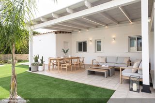 Haus  Tortora. Elegante vivienda en una planta con piscina y placas solares en