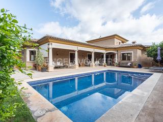 Casa a Torre en Conill-Cumbres de San Antonio. Magnífica villa con siete habitaciones y cinco cuartos de baño