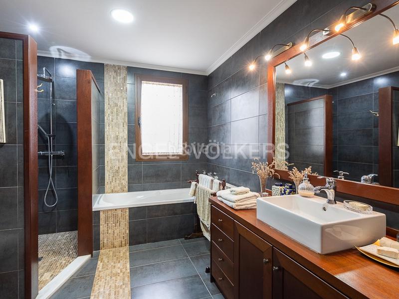 Foto 5209f786-5ec8-4ed9-a2ff-e584b8f6bf02. Casa con riscaldamento parcheggio piscina in Torre en Conill-Cumbres de San Antonio Bétera