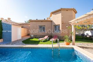 Casa en Oliva Nova. Preciosa villa de una planta en oliva