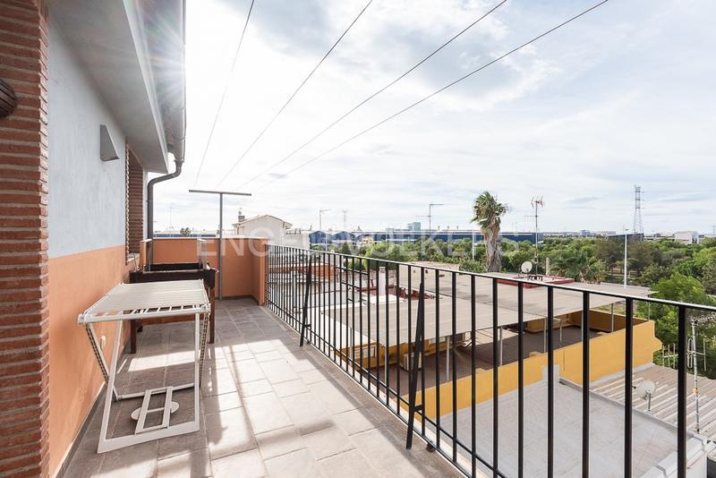 Foto d8cf8998-025d-46e8-9648-272267a627f3. Casa vivienda con excelentes instalaciones. en Avenida de Abril-9 de Octubre Sagunt