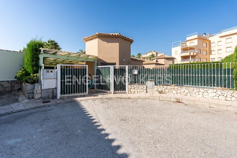 Foto bdfde188-e685-4a51-b26c-f9e77a0db408. Casa villa junto a la playa nova en Oliva nova Oliva
