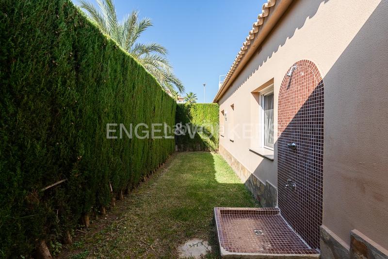 Foto d114df63-b5c7-4e46-bd3d-23b3bb4fb61b. Casa villa junto a la playa nova en Oliva nova Oliva