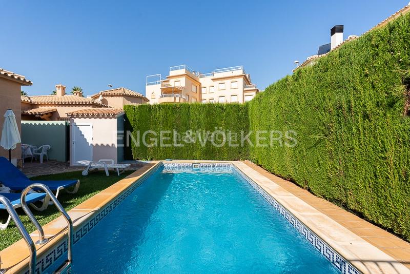 Foto e323947b-2ef0-4cdb-9e16-cb6354f72ea7. Casa villa junto a la playa nova en Oliva nova Oliva