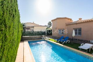 Casa en Oliva Nova. Villa junto a la playa en oliva nova