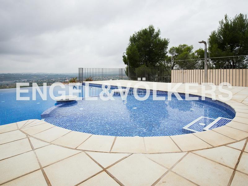 Foto 55abbbec-e4cb-407e-a147-196bb4f11219. Rent country house with heating parking pool in Cumbres de Calicanto Torrent