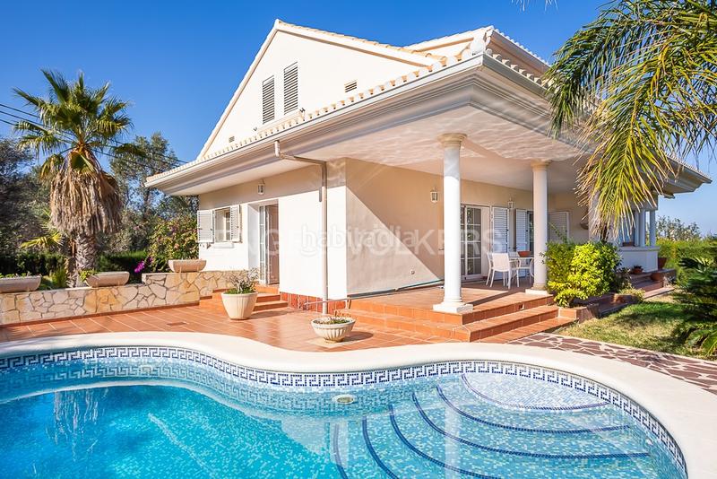 Foto 2af5b900-7c13-4397-a97e-9c53c27827bd. Casa  con sol de invierno y vistas al mar. en Dénia