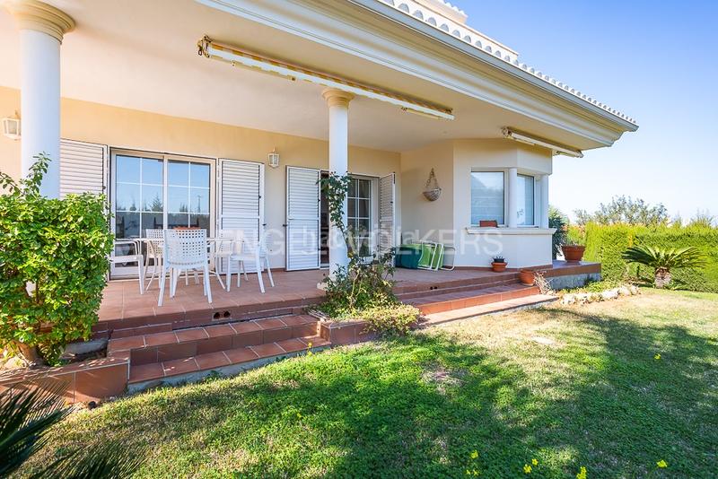 Foto d7b5fec6-8da1-4e60-b08a-ce587c493b1f. Casa  con sol de invierno y vistas al mar. en Dénia