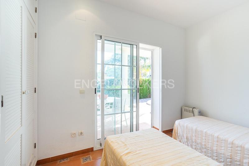 Foto f813b4dc-79eb-47e4-90a6-2e27aca73c9c. Casa  con sol de invierno y vistas al mar. en Dénia