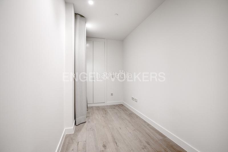 Foto 046d7da0-885b-4933-b143-1ee4b4001898. Apartamento  con terraza en torre ikon en Valencia