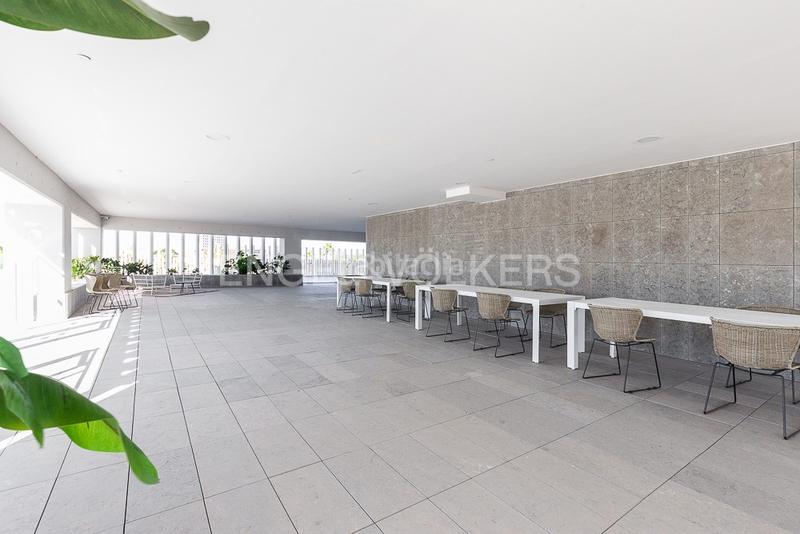 Foto 08b65d4f-3a08-48e0-8d4e-8948db4cd920. Apartamento  con terraza en torre ikon en Valencia