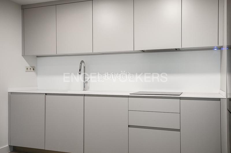 Foto 1e931fce-34b9-427c-9493-633002f151fd. Apartamento  con terraza en torre ikon en Valencia