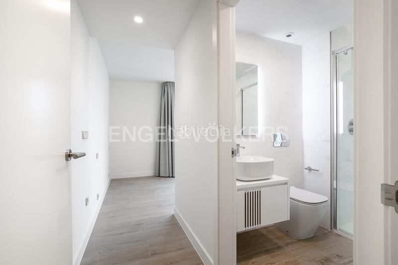 Foto 4b8db4cd-c15a-428e-bb32-eaeb0c94da5d. Apartamento  con terraza en torre ikon en Valencia