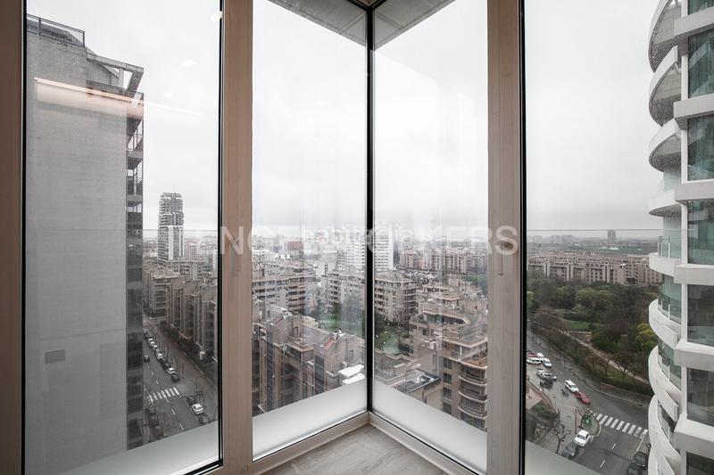 Foto 88fb5415-2345-43ed-8a17-6f1e1c43fc5a. Apartamento  con terraza en torre ikon en Valencia