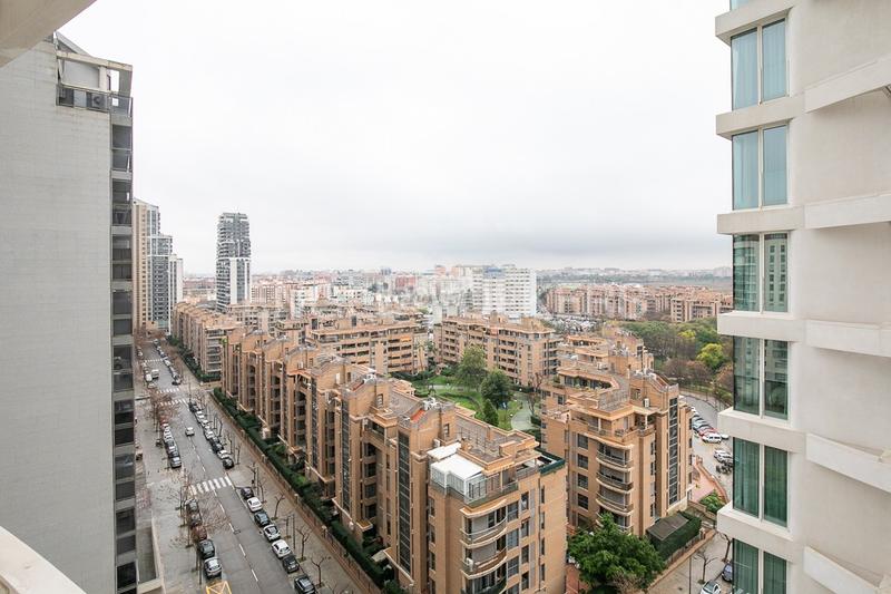 Foto a2e4da33-eb6a-4e21-a6bf-74fef47ee6e8. Apartamento  con terraza en torre ikon en Valencia