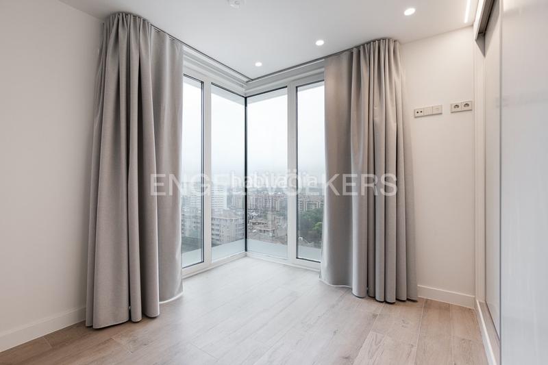 Foto a8440389-527f-4fe3-a507-28d8ea79e4c0. Apartamento  con terraza en torre ikon en Valencia