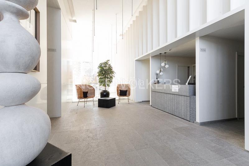 Foto b7bd146b-fa82-47c6-b439-e20a12ed3e0a. Apartamento  con terraza en torre ikon en Valencia