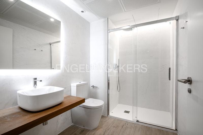 Foto c16b54ad-aba4-4430-9369-bd501c875828. Apartamento  con terraza en torre ikon en Valencia