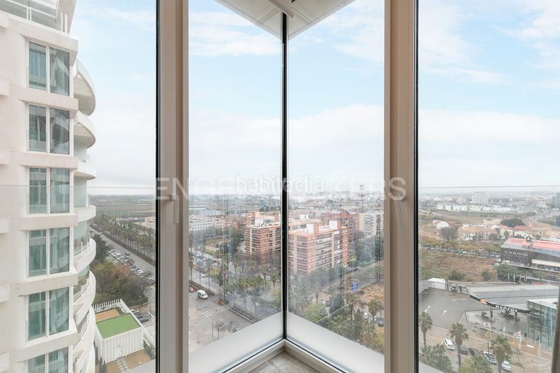 Foto 06937955-013c-490d-b730-b394475a231a. Apartamento  con terraza en torre ikon en Valencia