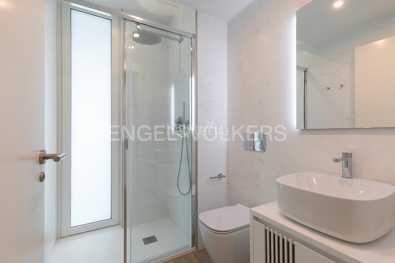 Foto 4f5a5434-da5c-4440-a538-756e1631a7f2. Apartamento  con terraza en torre ikon en Valencia