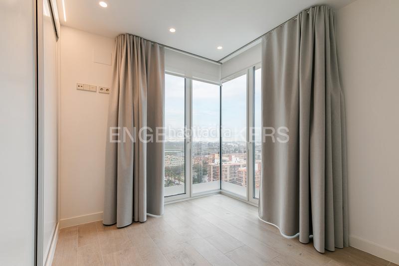 Foto 9bd19b5c-0b34-45a0-819a-59c757d6b261. Apartamento  con terraza en torre ikon en Valencia