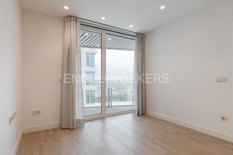 Foto c14a3ec0-a105-499f-af98-ddb6577ef602. Apartamento  con terraza en torre ikon en Valencia