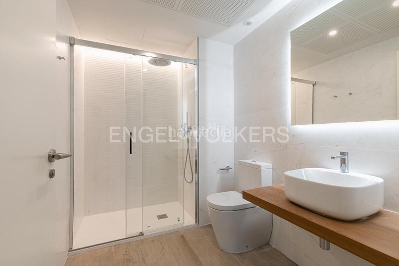 Foto fdf6c8ce-eba1-4202-9b82-2edc7bc2e04d. Apartamento  con terraza en torre ikon en Valencia
