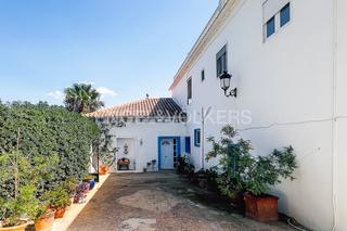 Casa a Riba - roja de Túria. Masía con tres viviendas independientes en gran terreno en riba