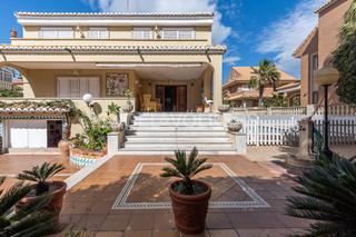Casa a El Perelló. Magnífica casa con piscina privada junto al mar