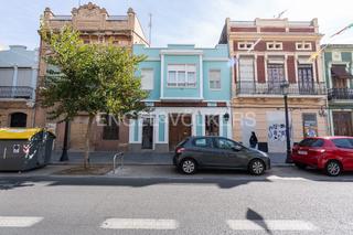 Casa  C/ de la reina. Casa tradicional con 362 m2 ideal como inversion con entrada a d