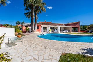 Casa a La Xara-La Sella. Villa renovada cerca de denia con garaje y piscina