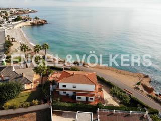 Maison  Donzella. Exclusiva villa en primera linea de mar en vinaros