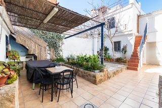 Casa adossada  Carrer canonge gimeno. Gran casa en el centro de gilet