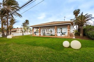 Bauernhof in Les Bassetes - El Marjal. Exclusiva villa en primera línea de playa