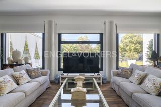 Casa a Serra. Moderna casa en una planta en torres de portacoeli  villa de luj