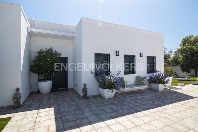 Foto 0f817e8a-c2f3-4569-8fc2-0f3f19b842c3. Casa moderna casa en una planta en torres de portacoeli villa de lujo en Serra