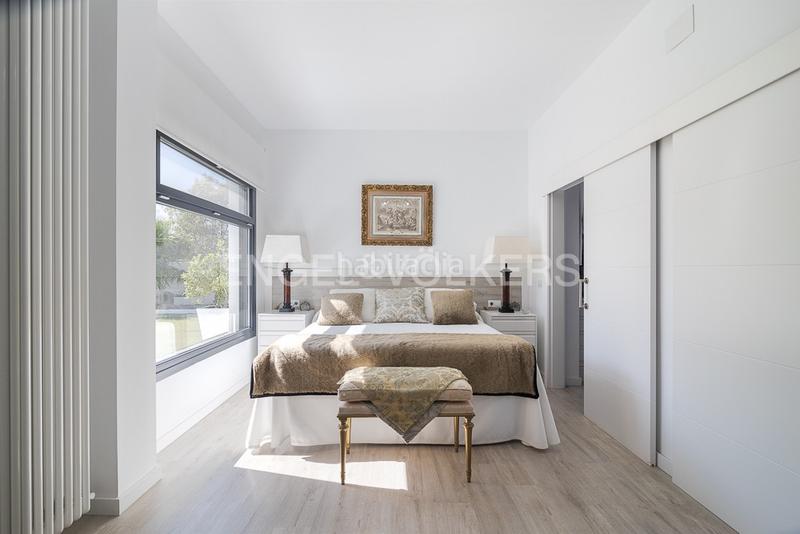 Foto b11f738a-fec9-457f-b30f-9cae9c514122. Casa moderna casa en una planta en torres de portacoeli villa de lujo en Serra