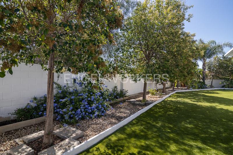 Foto f8e89974-cc8e-43d3-b323-7e9cb8f379ce. Casa moderna casa en una planta en torres de portacoeli villa de lujo en Serra