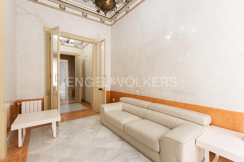 Foto 35c54334-4d03-4ece-9d2d-1eb11d149b7a. Alquiler apartamento magnífico palacete en el mercat central en Valencia