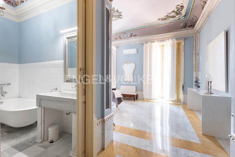 Foto 52c5b0e5-5399-41c0-8167-f0f81cb0f719. Alquiler apartamento magnífico palacete en el mercat central en Valencia