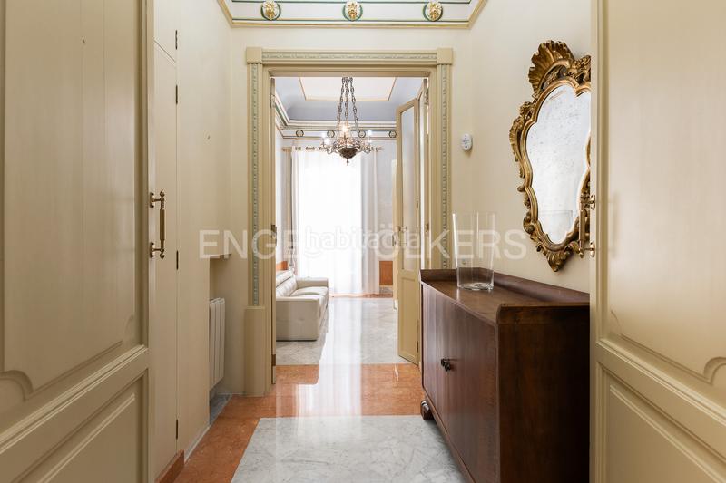 Foto ef318fdb-4829-44b3-ae27-4a04696f26f8. Alquiler apartamento magnífico palacete en el mercat central en Valencia