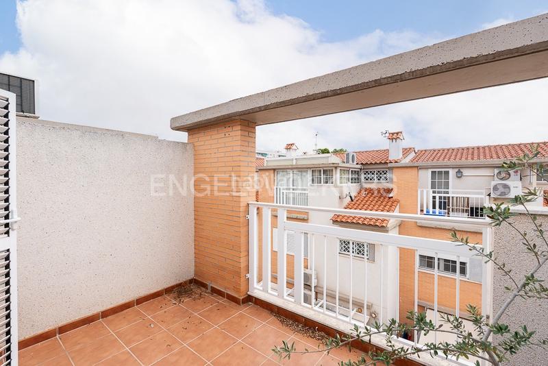 Foto 0aa9afc8-ba33-4b63-9811-a3cfd6a27e2b. Casa  pareada con terraza y dos plazas de garaje proxima a playa patacona y playa malvarrosa en Valencia