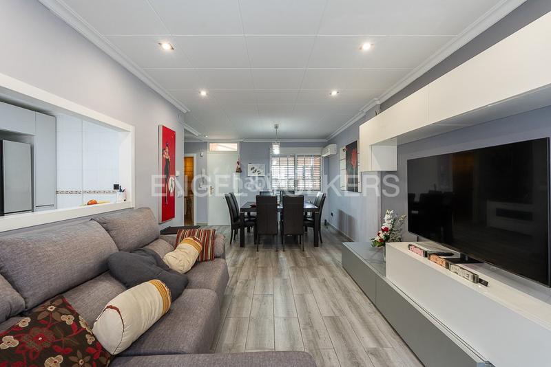 Foto 0c190b55-74e6-4178-b6c4-fc7ea38451cc. Casa  pareada con terraza y dos plazas de garaje proxima a playa patacona y playa malvarrosa en Valencia