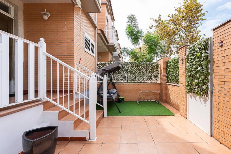 Foto 705a4ffb-ae26-4995-a74f-e6f9af0f48ea. Casa  pareada con terraza y dos plazas de garaje proxima a playa patacona y playa malvarrosa en Valencia