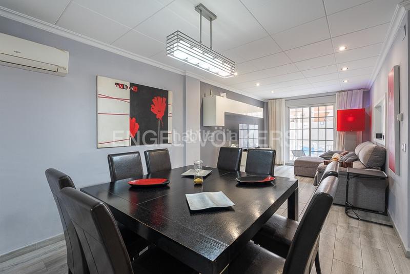 Foto b93487f5-cef8-41fa-8cb4-a11de729743a. Casa  pareada con terraza y dos plazas de garaje proxima a playa patacona y playa malvarrosa en Valencia